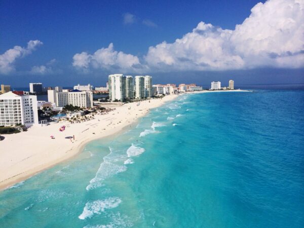 Vacations in Cancun (photo by Irving Huertas) All on 4, dental implants, crowns, veneers in Cancun
