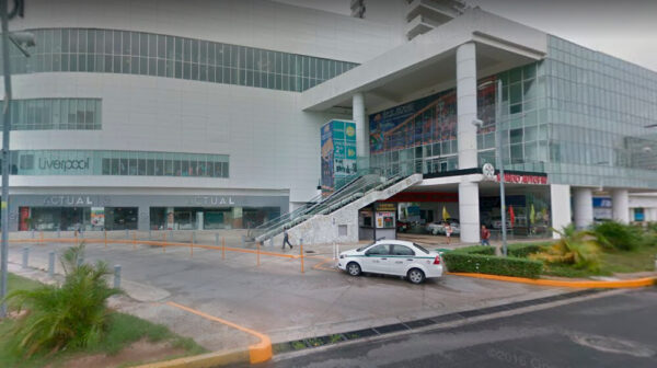 cancun-cosmetic-dentistry-plaza-malecon-americas-shopping-mall-stairs